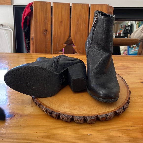 Vince Camuto Leather Bootie - Picture 3 of 4